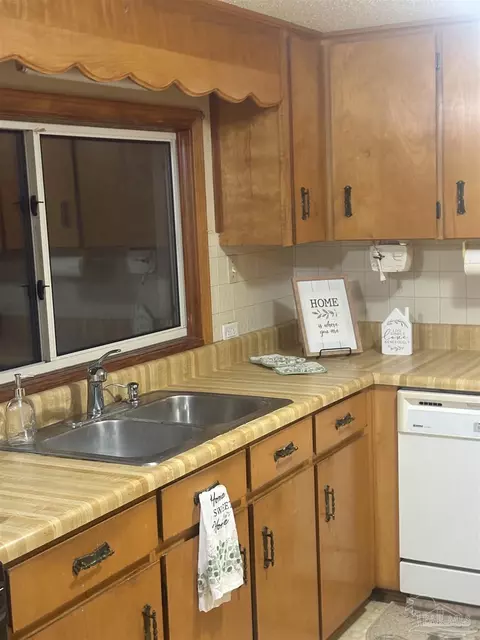 Kitchen - 5246 Old River Rd, Baker, FL 32531 photo 9 of 10