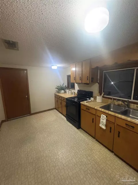 Kitchen - 5246 Old River Rd, Baker, FL 32531 photo 10 of 10