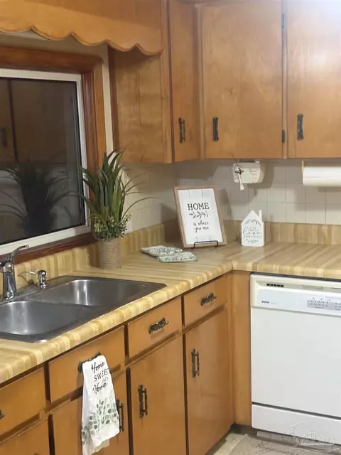 Kitchen - 5246 Old River Rd, Baker, FL 32531 photo 6 of 10
