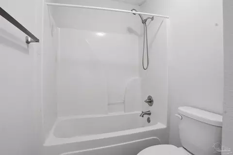 Bath - 6582 Lee St, Milton, FL 32570 photo 5 of 6