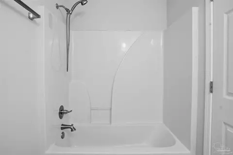 Bath - 6582 Lee St, Milton, FL 32570 photo 2 of 6