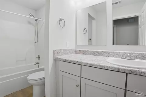 Bath - 6582 Lee St, Milton, FL 32570 photo 4 of 6