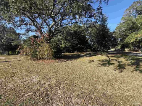 5829 Peachtree St, Milton, FL 32570