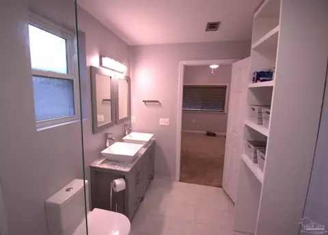 Bath - 7195 Heath Rd, Milton, FL 32570 photo 7 of 8