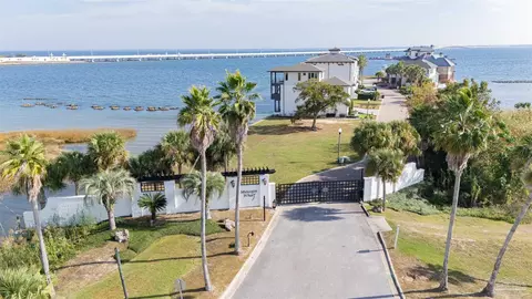 8 Wharf Ave, Pensacola, FL 32502