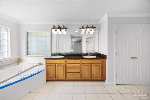 Bath - 2099 Garcon Point Rd, Milton, FL 32583 photo 2 of 3
