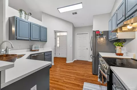 Kitchen - 6532 Eagle Crest Dr, Milton, FL 32570 photo 2 of 8
