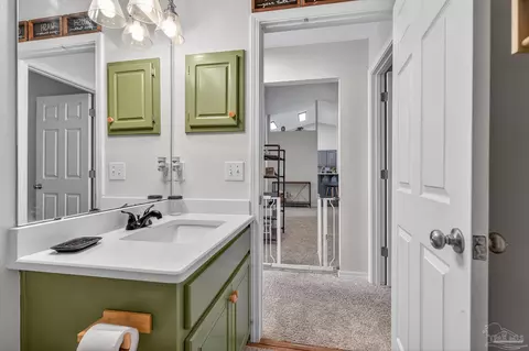 Bath - 6532 Eagle Crest Dr, Milton, FL 32570 photo 2 of 7