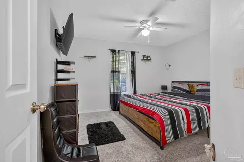 Bedroom - 6532 Eagle Crest Dr, Milton, FL 32570 photo 4 of 11