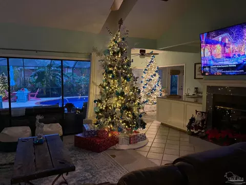 2 Zuni Cir, Pensacola, FL 32507