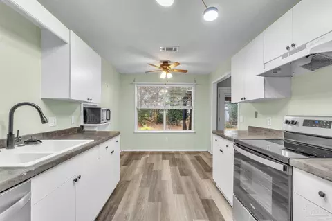Kitchen - 4331 Chantilly Way, Milton, FL 32583 photo 3 of 3