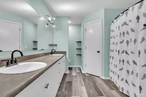 Bath - 4331 Chantilly Way, Milton, FL 32583 photo 4 of 4