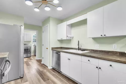 Kitchen - 4331 Chantilly Way, Milton, FL 32583 photo 2 of 3