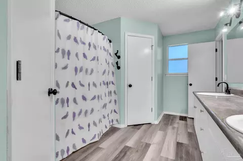 Bath - 4331 Chantilly Way, Milton, FL 32583 photo 3 of 4