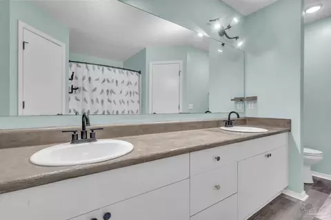 Bath - 4331 Chantilly Way, Milton, FL 32583 photo 2 of 4
