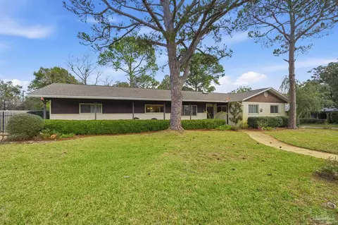 204 Silverthorn Rd, Gulf Breeze, FL 32561