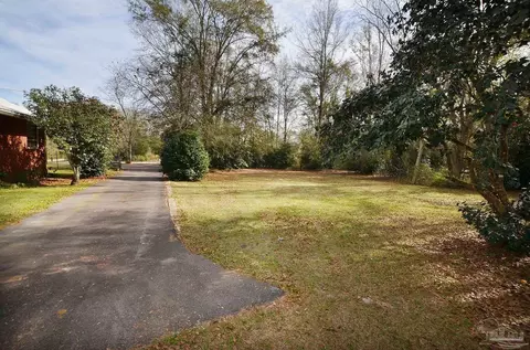 Exterior - 6475 Chestnut Rd, Molino, FL 32577 photo 4 of 32