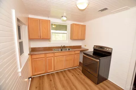 Kitchen - 6475 Chestnut Rd, Molino, FL 32577 photo 1 of 2