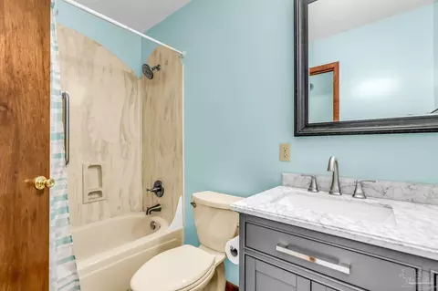 Bath - 6590 Warren Rd, Milton, FL 32583 photo 4 of 5
