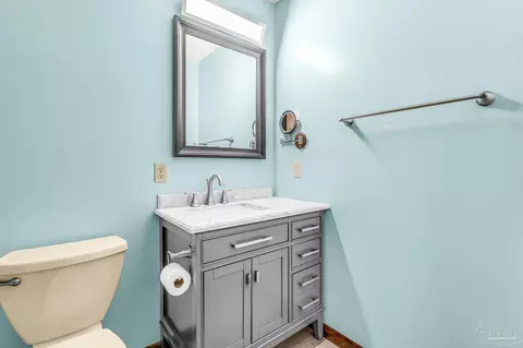 Bath - 6590 Warren Rd, Milton, FL 32583 photo 3 of 5