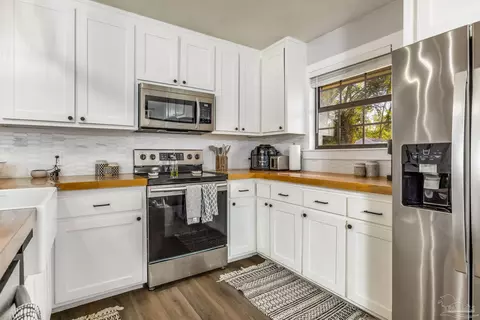 Kitchen - 4935 Andrea Ln, Pace, FL 32571 photo 4 of 4