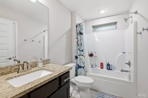 Bath - 6782 Beaudry Ln, Milton, FL 32570 photo 6 of 9
