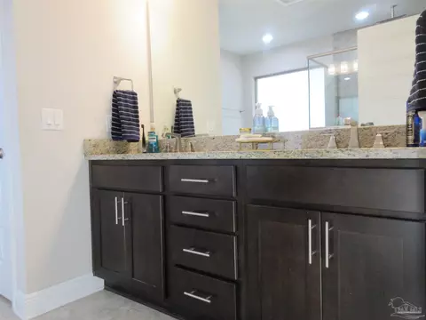 Bath - 6782 Beaudry Ln, Milton, FL 32570 photo 8 of 9