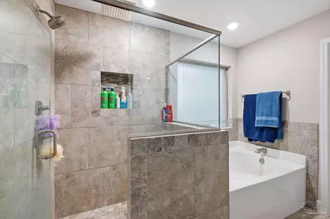 Bath - 6782 Beaudry Ln, Milton, FL 32570 photo 4 of 9