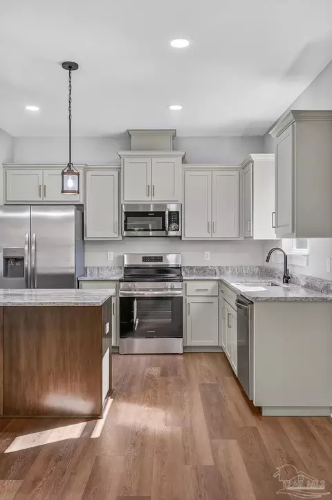 Kitchen - 2976 N 25th Ave, Milton, FL 32583 photo 4 of 7