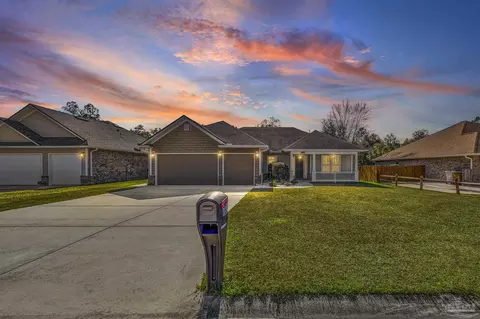 Exterior - 7933 Silver Maple Dr, Milton, FL 32583 photo 6 of 20