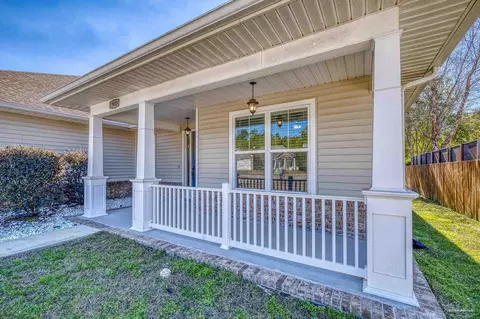 Exterior - 7933 Silver Maple Dr, Milton, FL 32583 photo 7 of 20