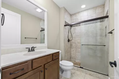 Bath - 7933 Silver Maple Dr, Milton, FL 32583 photo 4 of 5