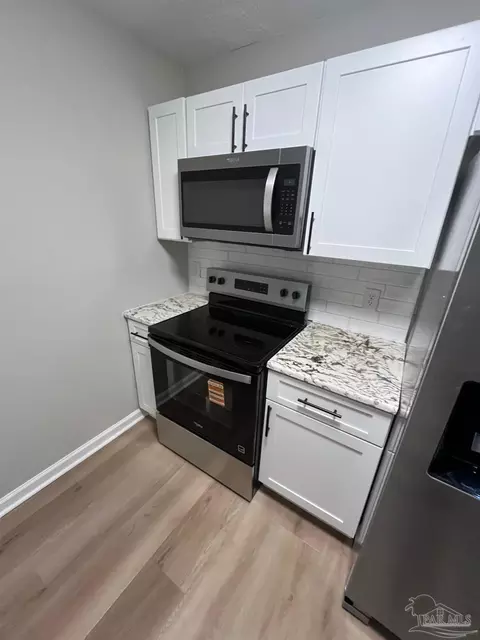 Kitchen - 284 Dolan Dr, Cantonment, FL 32533 photo 3 of 4