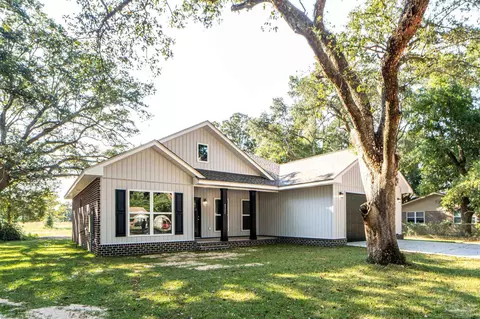 5597 Crestwood Dr, Milton, FL 32583