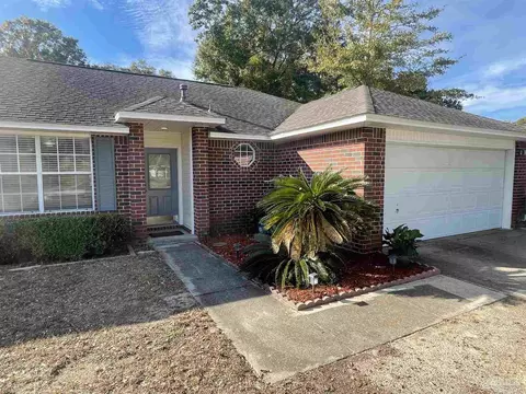 6831 Community Dr, Pensacola, FL 32526