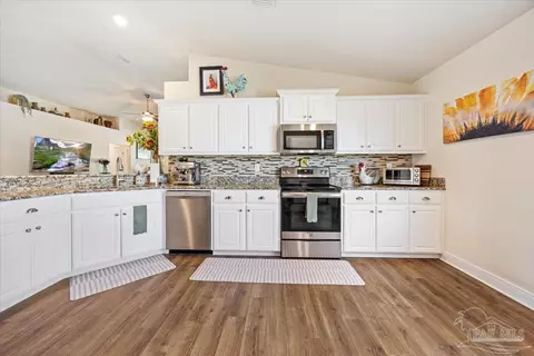 Kitchen - 6200 Nanterre Cv, Crestview, FL 32536 photo 4 of 5