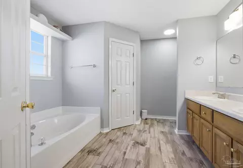 Bath - 5271 Goshawk Dr, Milton, FL 32570 photo 3 of 4