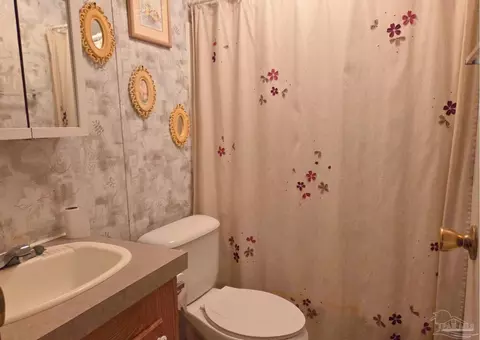 Bath - 4505 Edgewood Dr, Milton, FL 32583 photo 2 of 2