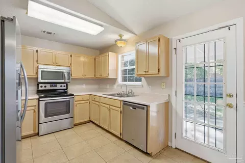 Kitchen - 7301 Copter Ln, Milton, FL 32570 photo 3 of 4