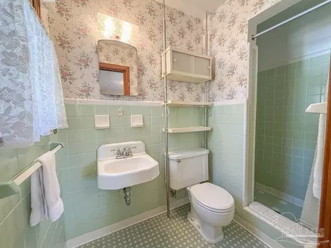 Bath - 6558 Cedar St, Milton, FL 32570 photo 1 of 2