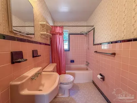Bath - 6558 Cedar St, Milton, FL 32570 photo 2 of 2