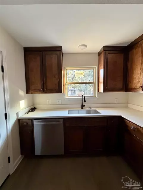Kitchen - 6288 Long St, Milton, FL 32570 photo 4 of 4
