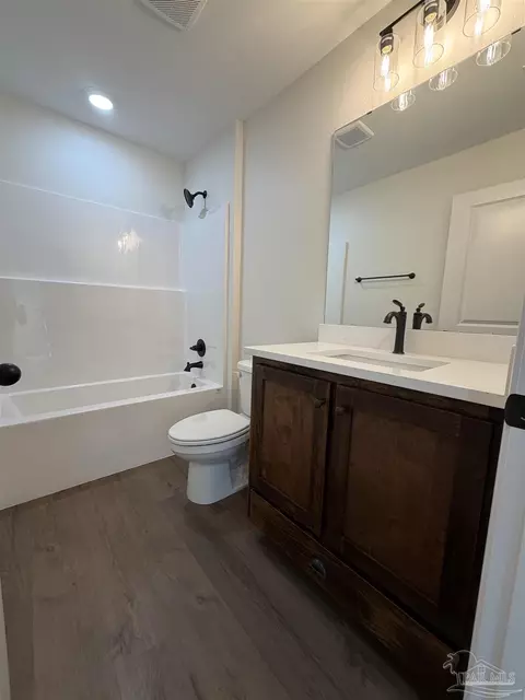 Bath - 6288 Long St, Milton, FL 32570 photo 2 of 3