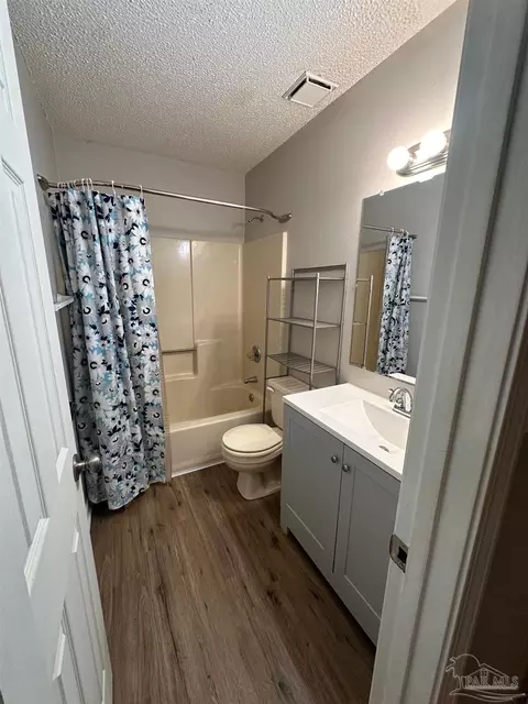 Bath - 5358 Jenny Cir, Pace, FL 32571 photo 1 of 2