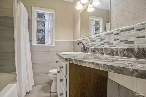 Bath - 6589 Cedar St, Milton, FL 32570 photo 2 of 2