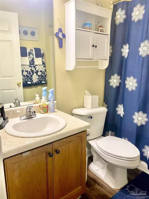 Bath - 4536 Arcadia St, Milton, FL 32583 photo 5 of 5