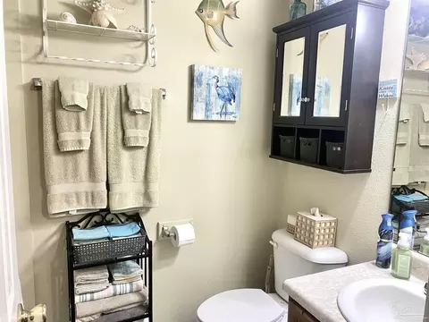 Bath - 4536 Arcadia St, Milton, FL 32583 photo 2 of 5