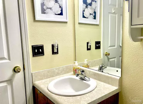 Bath - 4536 Arcadia St, Milton, FL 32583 photo 4 of 5