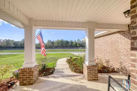Exterior - 4566 Red Oak Dr, Milton, FL 32583 photo 4 of 12
