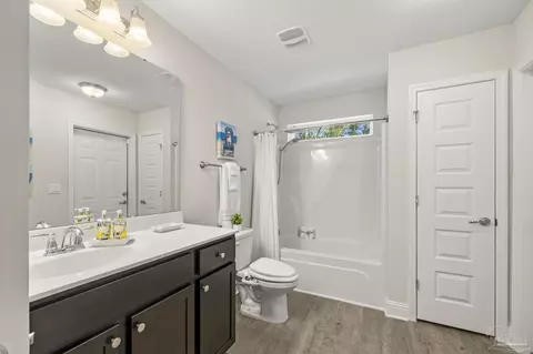 Bath - 4566 Red Oak Dr, Milton, FL 32583 photo 5 of 6